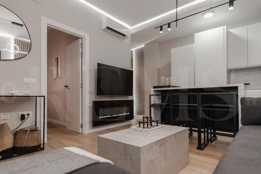 Contemporary Minimalist Apartment By Rems Málaga Exterior foto